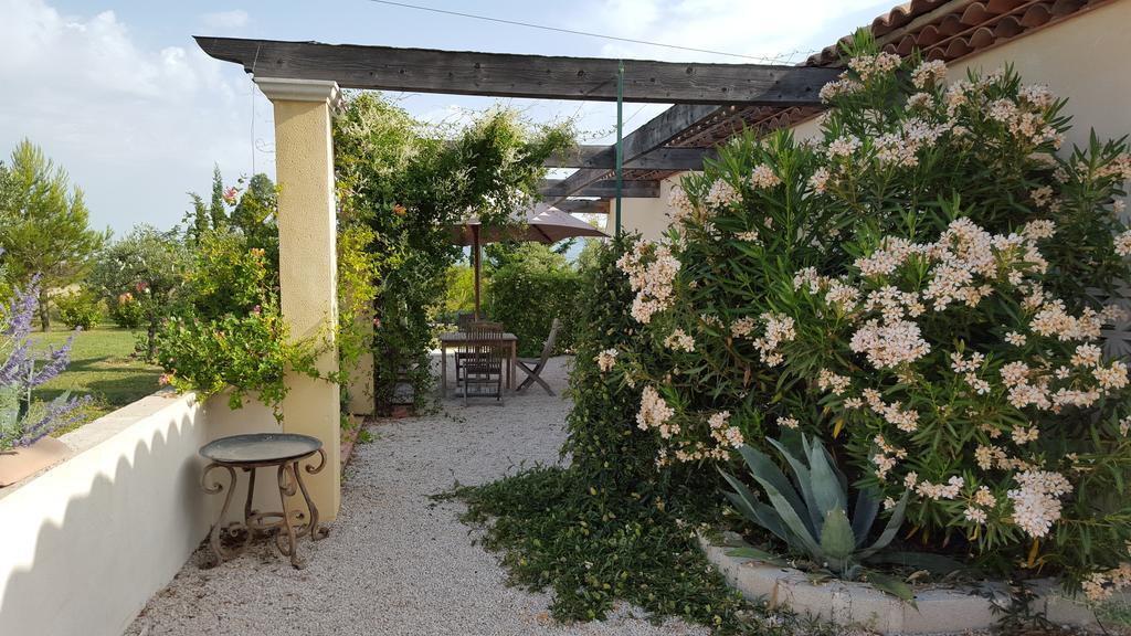 Bed and Breakfast Lamanderie En Provence Alleins Экстерьер фото